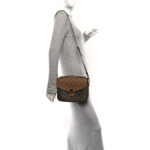 Reverse Monogram Pochette Metis - Image 2